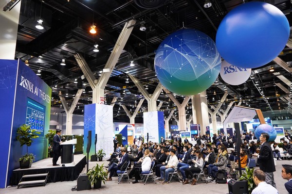 2019년 RSNA서 발표 중인 서범석 루닛 대표