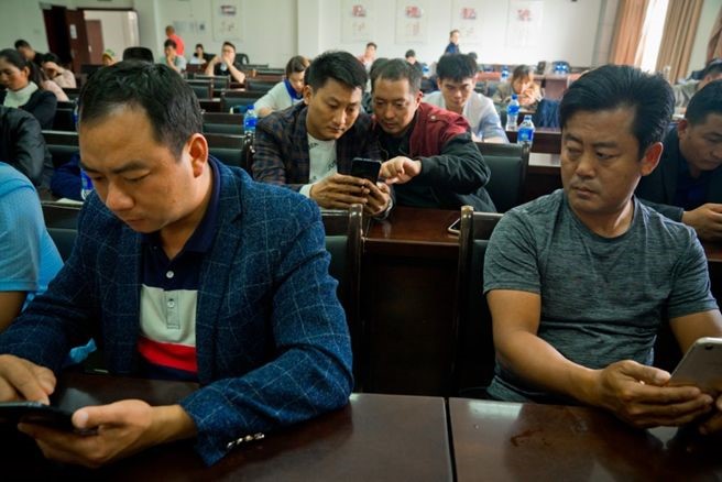 핀두오두오의 두오두오 농업 대학에서 DuoduoFarm(앱) 사용법을 배우는 농민들