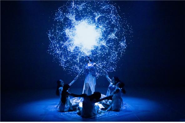 ‘연(緣, link)’에서는 인간과 AI의 연결을 화엄의 꽃으로 표현했다. 2019.10.4. Platform-L Contemporary Art Center.