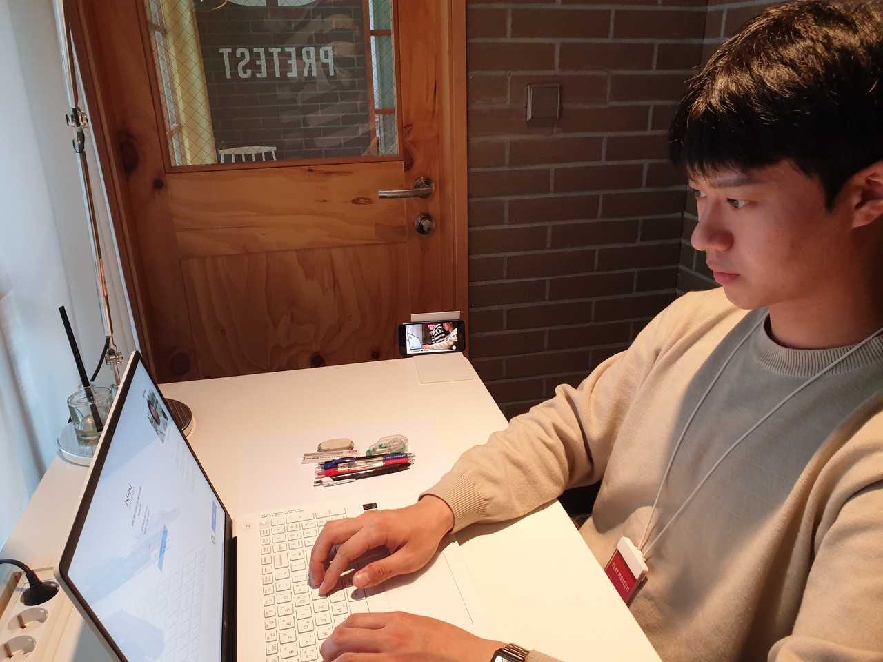 NHN은 응시자가 시험을 치르는 동안 스마트폰으로 수험자, 컴퓨터 모니터 화면, 마우스, 얼굴, 손 등이 모두 나올 수 있도록 측면에서 촬영한 뒤 이를 1시간 이내 응시 시스템에 업로드하도록 지시했다. 컴퓨터에 탑재된 카메라와 측면 카메라로 부정 행위를 방지하겠다는 취지다. (사진=NHN)