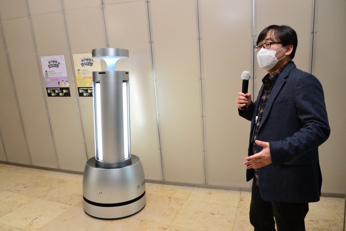 김강건 한국과학기술연구원(KIST) 지능로봇연구단 선임연구원이 방역로봇 ‘AIDBOT(AI Disinfection Robot)’을 소개하고 있다. (사진=KIST).