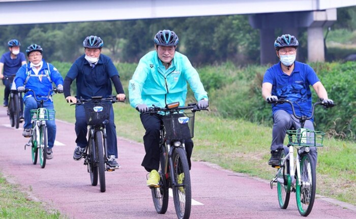 이용섭 광주광역시장이 지난 6월 광주시 서구 유덕동 광주천 약 6㎞ 구간을 자전거를 타고 돌며 현안 사업을 점검하고 있다. (사진=광주시 제공).