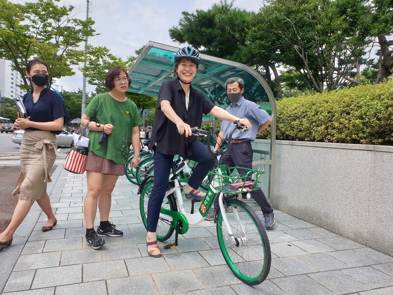 김광란 시의원(앞줄 오른쪽)이 광주 공공자전거 타랑께를 이용하고 있다. (사진=김광란 시의원실 제공).