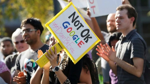 작년 구글 파업을 주도한 직원 2명이 보복을 당했다고 주장하면서 시위가 열린 모습