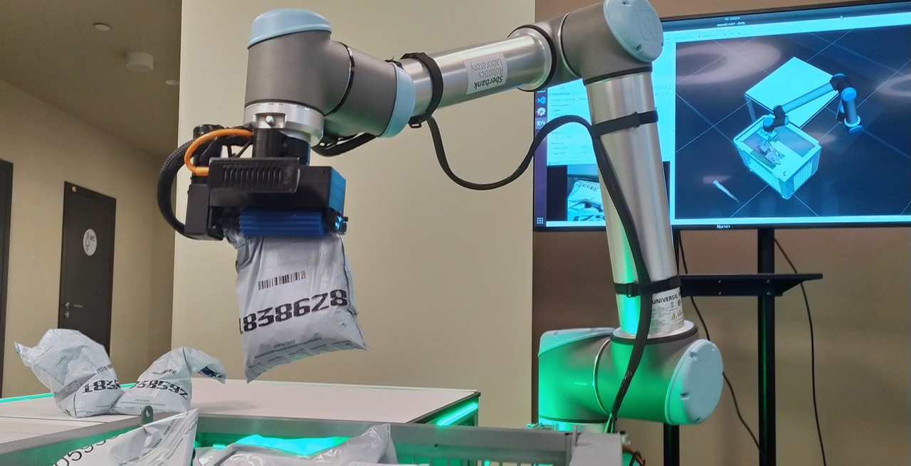 수베르 은행에서 활약 중인 '코인로봇'. MS와 수베르 로봇엔지니어들은 그때그때 다른 동전 양, 가방 크기에 실시간 적응시키기 위해 '강화학습'으로 로봇을 훈련시켰다. (사진=MS 공식 AI 블로그).