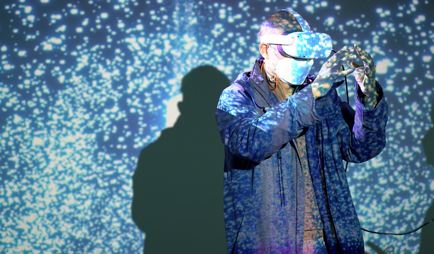 ‘DATASTREAM+팀이 VR플랫폼을 활용해 만든 인터랙티브 콘텐츠 'DataStream+'을 한 시민이 체험하고 있다. (사진=광주문화재단 제공).