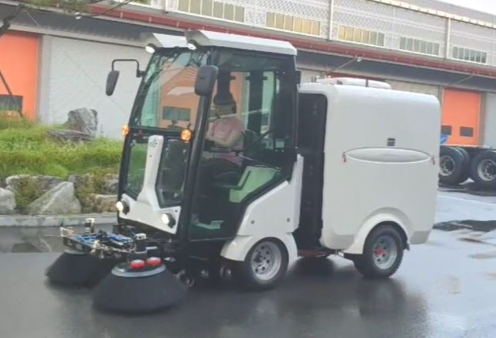 광주광역시는 한국생산기술연구원 서남본부 등과 공동으로 무인노면청소차와 산업지용 무인생활폐기물 무거차 등 무인저속특장차 2대를 내년부터 1년간 시범 운행해 상용화를 위한 실증에 나설 계획이다. 에이엠특장이 개발한 무인노면청소차량(사진)은 내년 초 광주 8개 구간에서 실증에 나선다. 무인저속특장차 실증 사업은 한국생산기술연구원 서남본부가 총괄, 특장차 제조자, 데이터 가공업체 등 24개 업체가 참여한다.