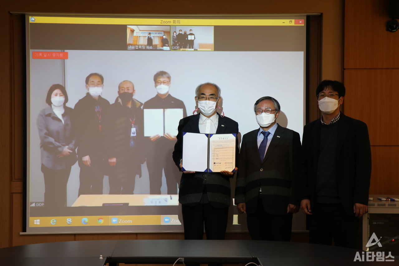 광주과학기술원(GIST)이 지난 16일 광주디자인진흥원(GIDP)과 디자인 대중화를 위한 지역 산업 활성화 및 양 기관의 발전을 위한 업무협약을 체결했다. 왼쪽부터 정윤주 광주디자인진흥원 교육행사팀장, 윤민석 기획경영본부장, 조장규 디자인비엔날레 본부장, 위성호 광주디자인진흥원장, 김기선 지스트 총장, 김영집 지스트 대외부총장, 박성규 지스트 대외협력처장. (사진=지스트 제공).