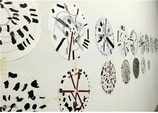 'Etude for Urban Play, Season Singapore'에서 싱가포르 관객들이 창작한 작품들을 전시한 장면 - 이준, 박시수, 이승아(SOMAF2015)