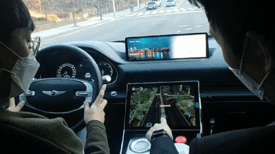 조성진 한양대 자동차전자제어연구실(AceLab) 박사가 17일 오후 자율주행 체험행사 중 자율주행차 A1 차량 운전자석에서 보조운전자 역할을 수행하고 있다. 이성진 에이스랩 박사가 A1 내부 스크린 조작법과 기능을 설명하고 있다. (영상=문재호 기자) 