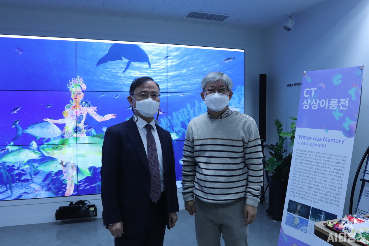 가상 해저 환경체험 기술 전시물 'Water Has Memory'. 왼쪽부터 김인수 지스트 연구부총장, 전문구 한국문화기술연구소장. (사진=지스트 제공).