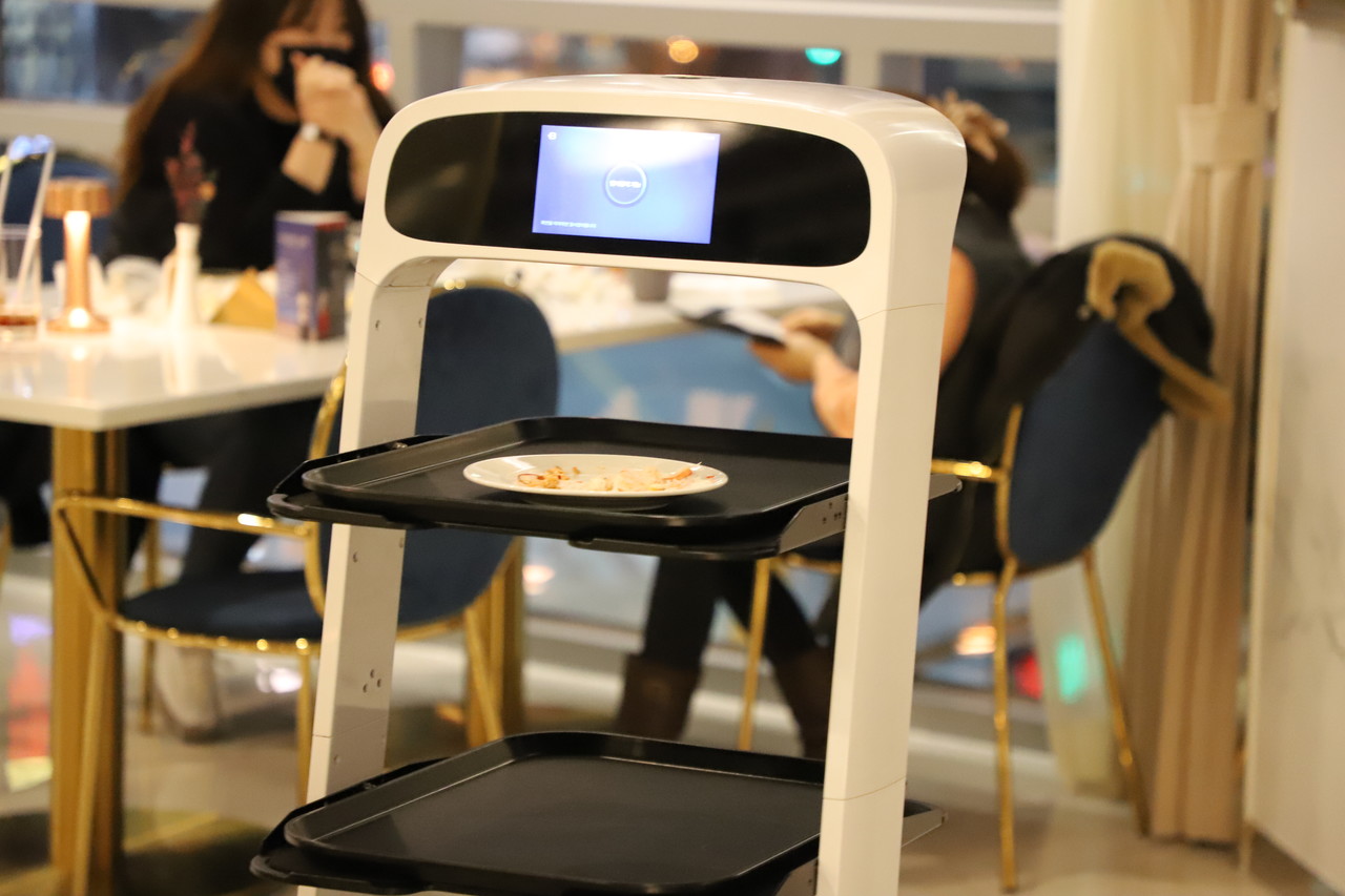 광주광역시 서구에 오픈한 한 복합스마트호텔에서 만난 AI서빙로봇. 호텔 관계자에 따르면 서빙로봇이 0.7명의 역할을 해 인권비를 절약할 수 있고 고객들에게 새로운 경험을 전할 수 있어 반응이 좋다고 전했다.