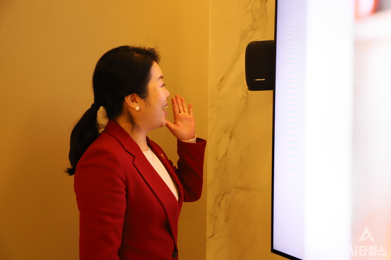 21일 AI관광 확산 차원에서 광주광역시 서구의 한 복합스마트호텔을 방문한 임미란 광주광역시의원이 AI스피커를 사용하고 있다. 호텔내 53개의 스위트 객실에 AI스피커 '지니'가 설치돼 있다. 