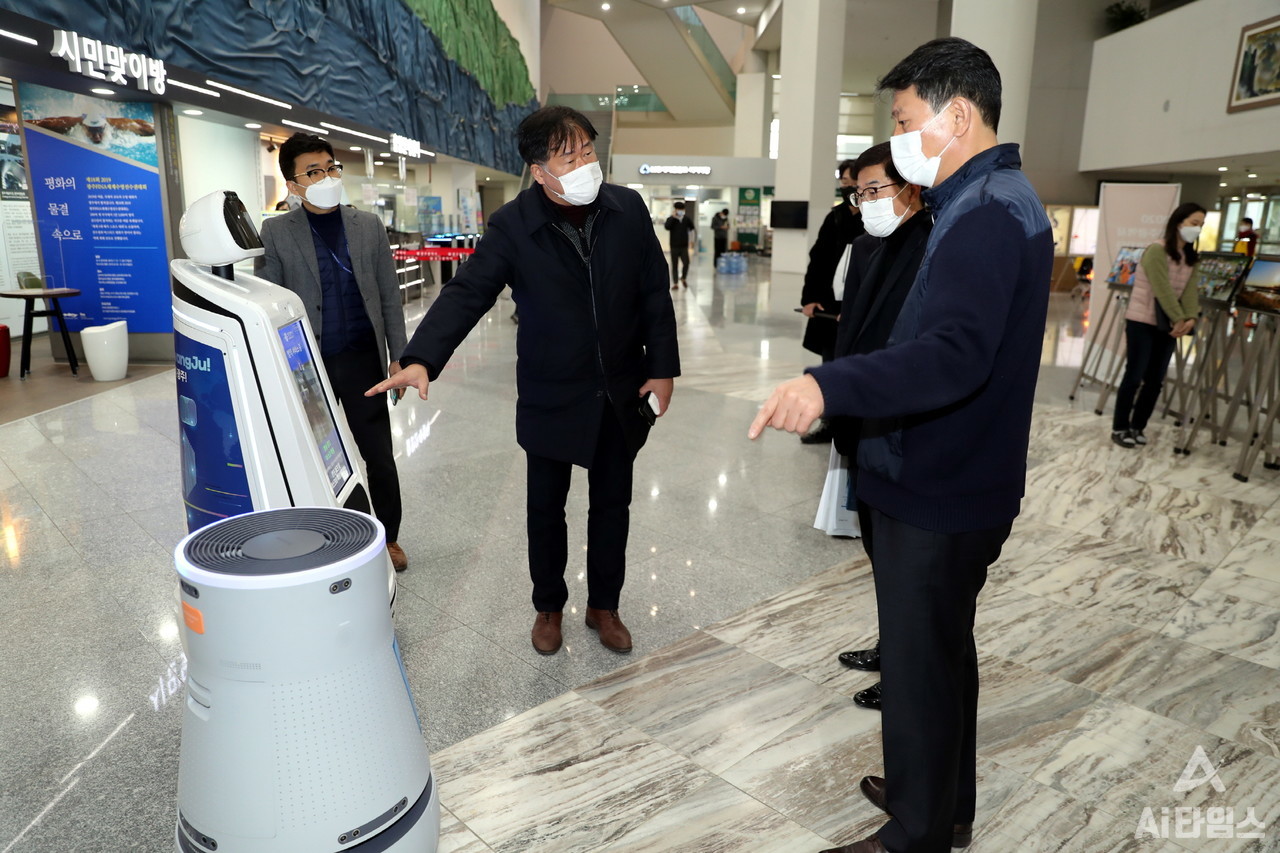 광주광역시가 코로나19 방역을 위해 청사 내 적외선 카메라와 인공지능(AI) 기반 안면인식 기술이 탑재된 AI 로봇을 활용한다. (사진=광주시 제공).