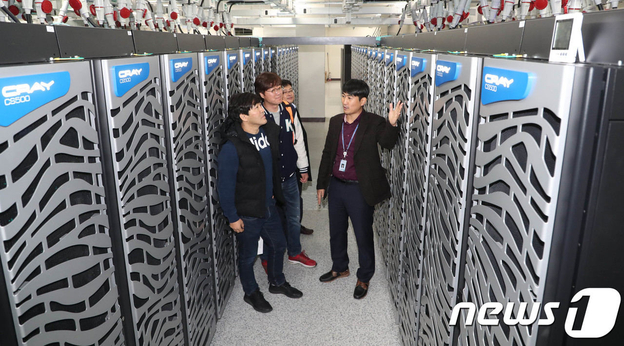 한국과학기술정보연구원(KISTI) 국가슈퍼컴퓨터 5호기 개통식 및 도입 30주년 기념식에 참석한 전문가들이 국가슈퍼컴퓨터 5호기를 관람하며 관계자들로부터 설명을 들고 있다. (사진=뉴스1 제공).