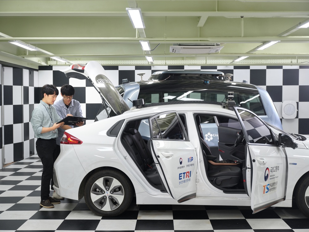 '지능 로보틱스 AI 기술' 중 AI 기반 주행지능 판단엔진 연구 모습