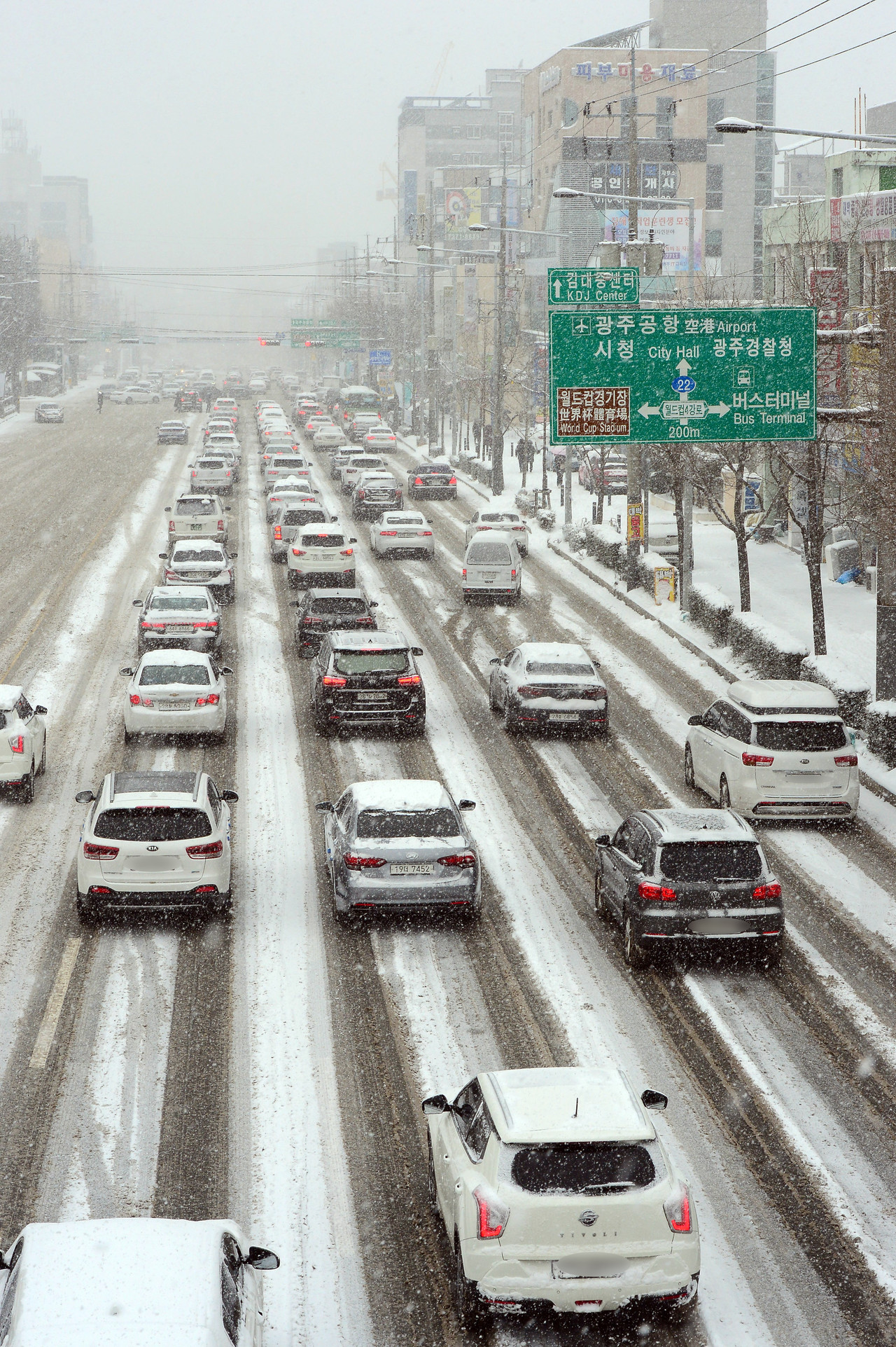 대설경보가 발효된 7일 오전 광주광역시 서구 내방동 일대 도로에서 출근길 차량들이 서행하고 있다. (사진=News1 제공).