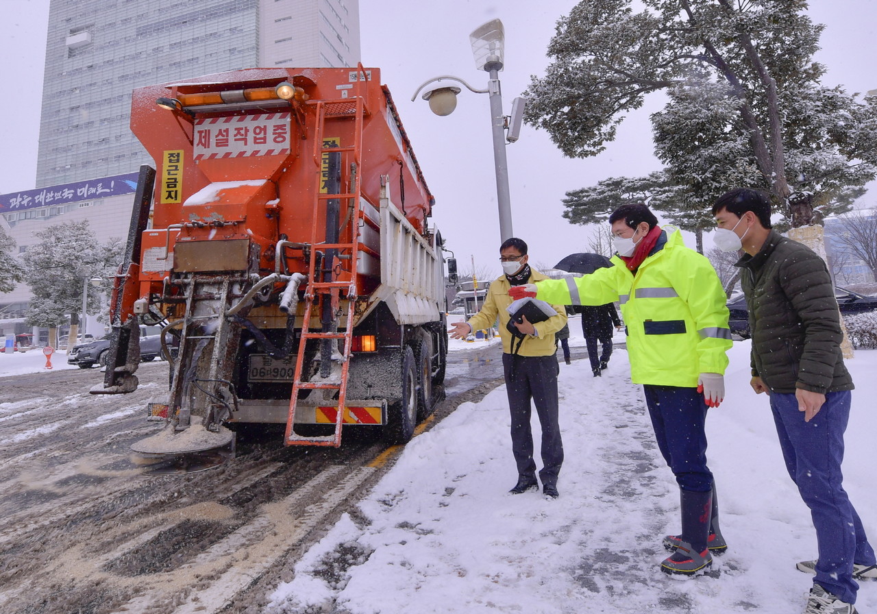 이용섭 광주광역시장이 대설경보가 발효된 7일 오전 종합건설본부 제설차량과 도심 도로의 제설상황을 점검한 뒤 제설장비를 살펴보고 있다./광주광역시 제공