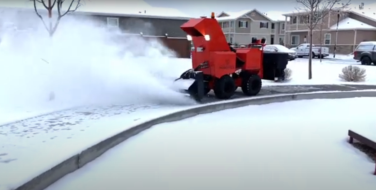 미국 로봇 스타트업인 ‘레프트 핸드 로보틱스(Left Hand Robotics)’는 자율주행 제설로봇 ‘스노우봇 프로(SnowBot Pro)’를 개발해 2019년 첫 판매를 시작으로 자율주행 제설로봇 상용화를 이뤘다.  (사진=레프트 핸드 로보틱스 유튜브 캡처). 