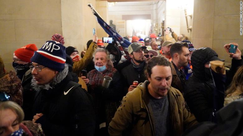 지난 6일(현지시간) 미 국회의사당을 불법점거한 트럼프 대통령의 지지자들. 경찰당국은 이들의 얼굴과 신원을 매칭해 죄를 묻기 위해 클리어뷰AI의 안면인식 기술을 사용하고 있다. (사진=CNN).