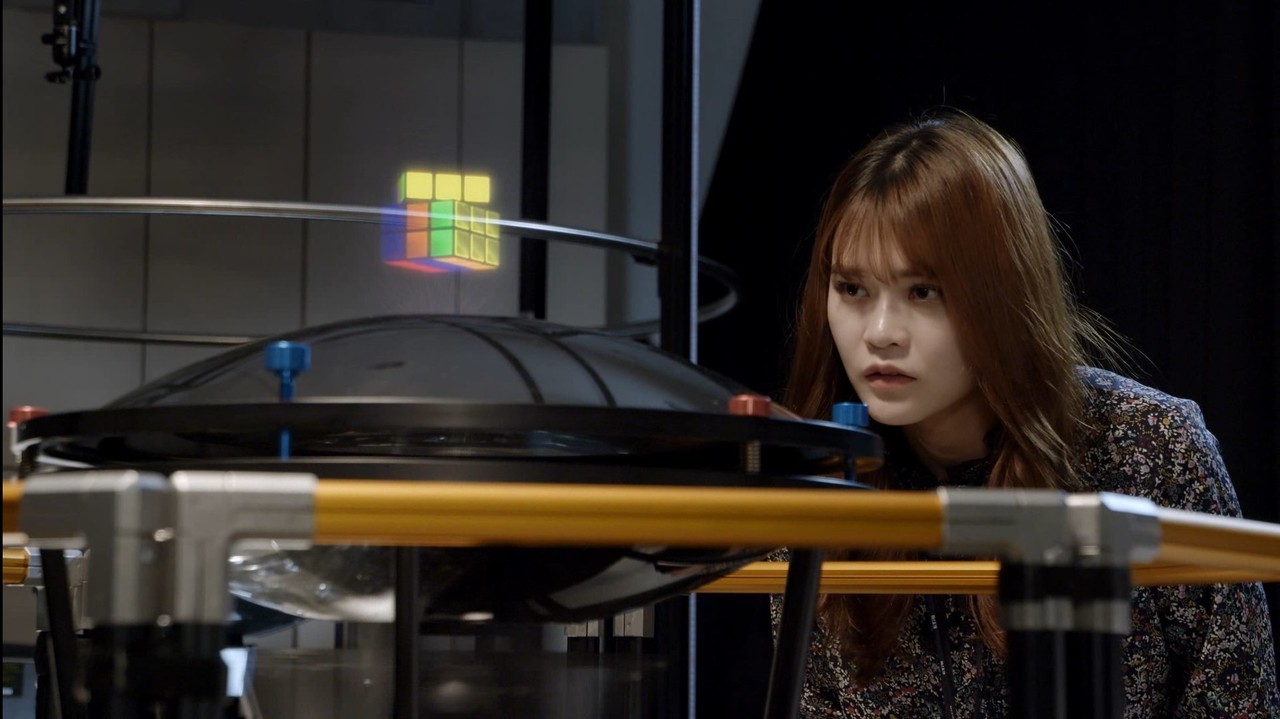 ETRI 연구원이 CES 2021에 공개되는 홀로그램 영상을 관찰하고 있다. (사진=ETRI)