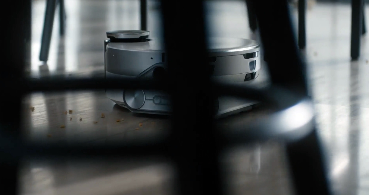 제트봇 AI가 의자 사이를 피하며 청소하고 있다. (사진= CES2021 삼성전자 컨퍼런스 캡처)