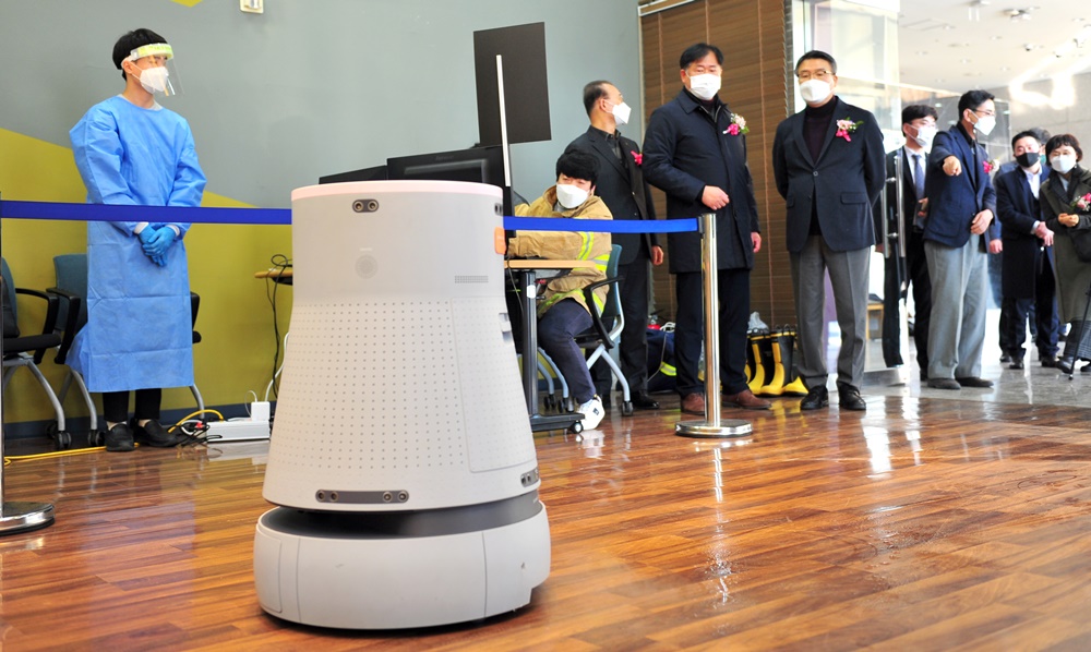 호남대학교는 최근 IT스퀘어 1층에서 ‘AI 융합실증센터 발대식’을 개최하고 지역 AI 로봇 전문기업인 ‘제타뱅크’와 협력해 AI 방역활동을 시연했다. 코로나19 확진자가 건물 내에서 발생한 상황을 설정하고 예방키트 사용과 상황실 설치, 방역로봇 원격 조종을 통해 AI 방역로봇을 시연했다. (사진=호남대학교 제공).