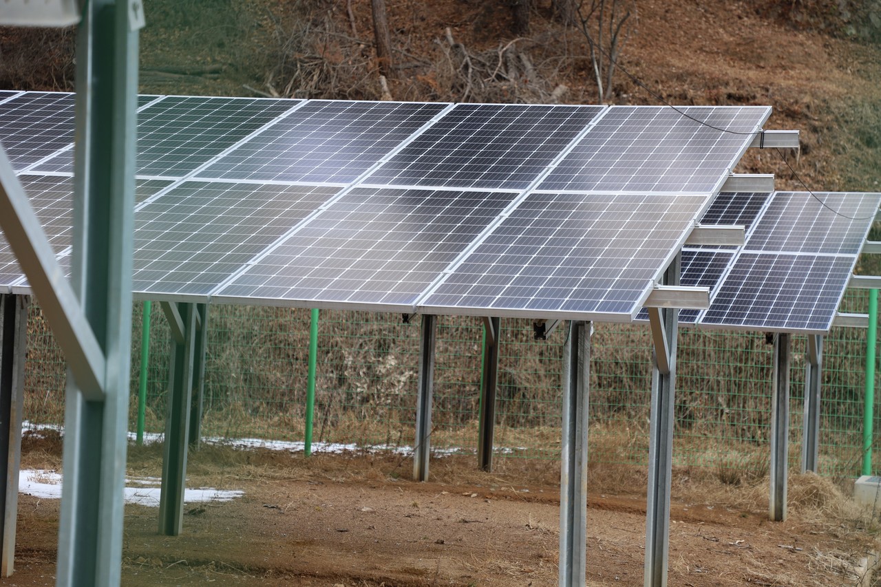 농촌형 태양광은 태양광 모듈 하부에서 농사를 지을 수 없는 형태로 설비된다. 이 때문에 농지 보전과 지속가능한 농업이 어렵다고 평가한다.