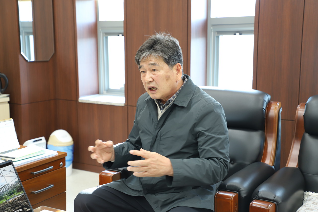 ​문병완 보성농협 조합장은 일명 영농형 태양광 전도사로 불린다. 사비까지 들여가며 농업인들의 소득 증대를 위한 영농형 태양광 실증사업에 나섰고, 현재도 불철주야 확산을 위해 노력하고 있다.