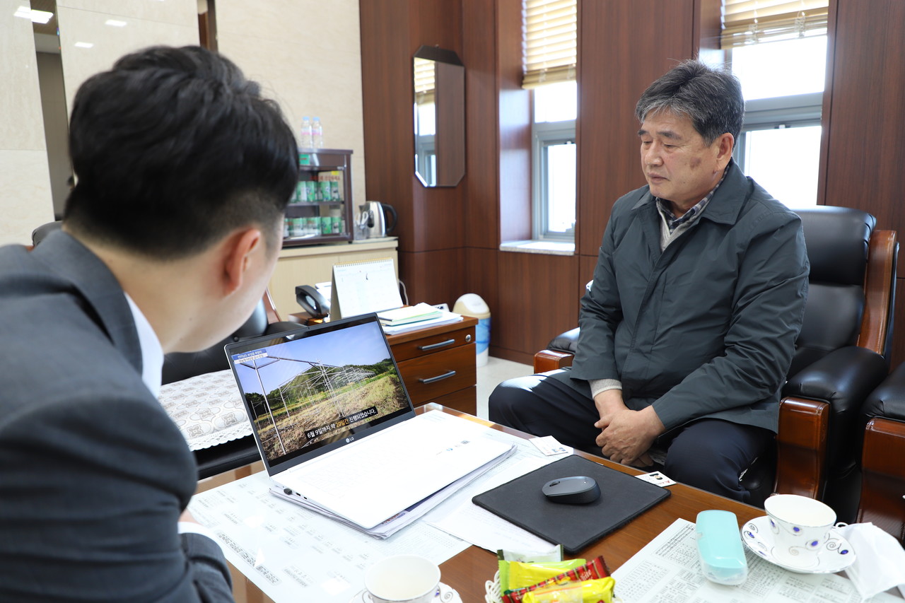 문병완 조합장이 옥암리 실증단지에서의 농업 일대기 영상을 소개하고 있다. 