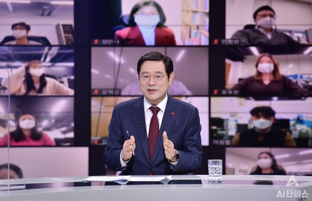 이용섭 광주광역시장이 22일 KBC광주방송 스튜디오에서 열린 '광주형 3대 뉴딜 대강좌' 마지막 강연에 참석해 인사말을 하고 있다. (사진=광주시 제공).