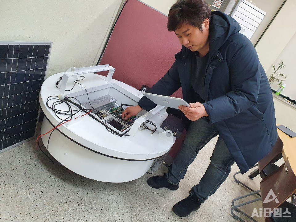 개발 중인 제품을 테스트 하는 황용희 코바코 대표. (사진=코바코 제공). 