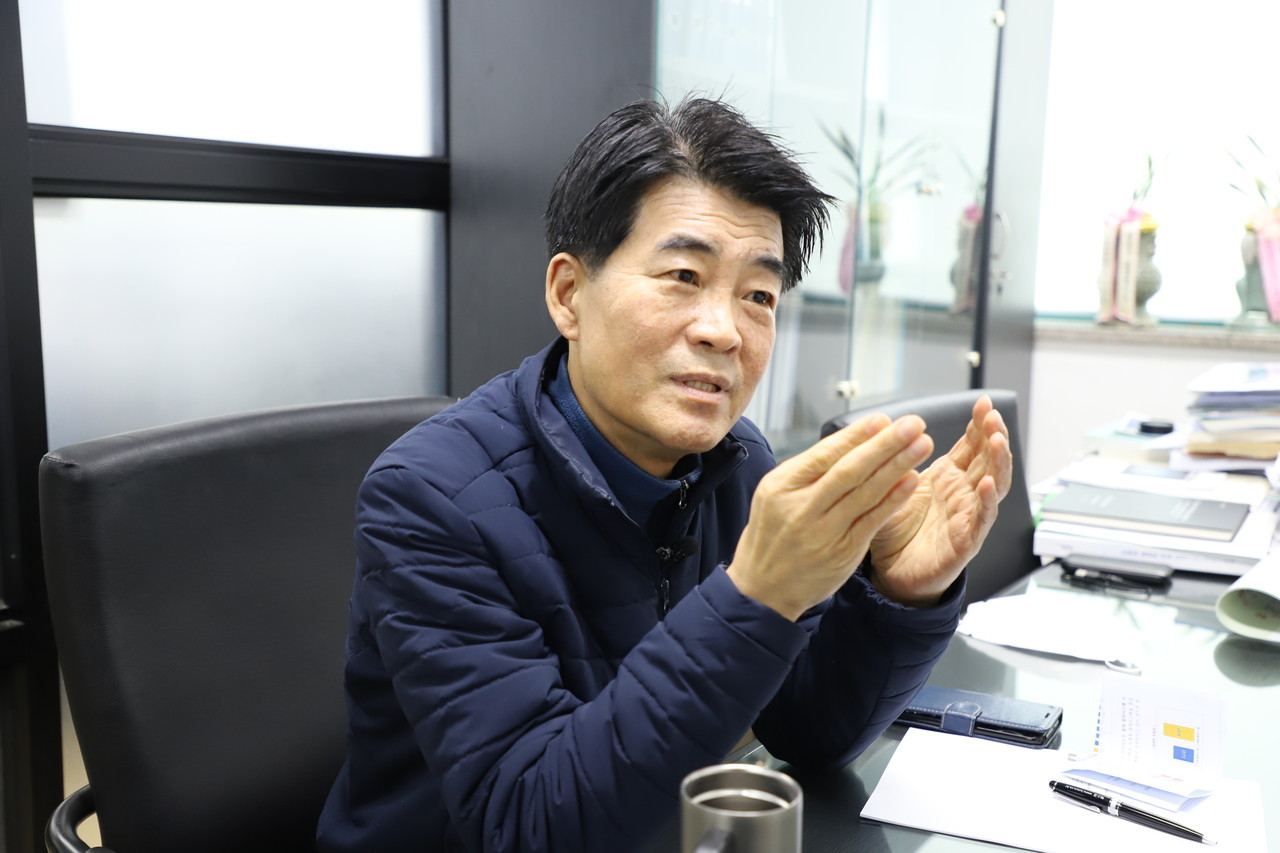 정우식 한국태양광산업협회 상근부회장은 AI타임스와의 인터뷰에서 "영농형 태양광이 농촌 문제의 해법"이라며 "도시와 농촌 모두를 살리는 특효약"이라고 주장했다.