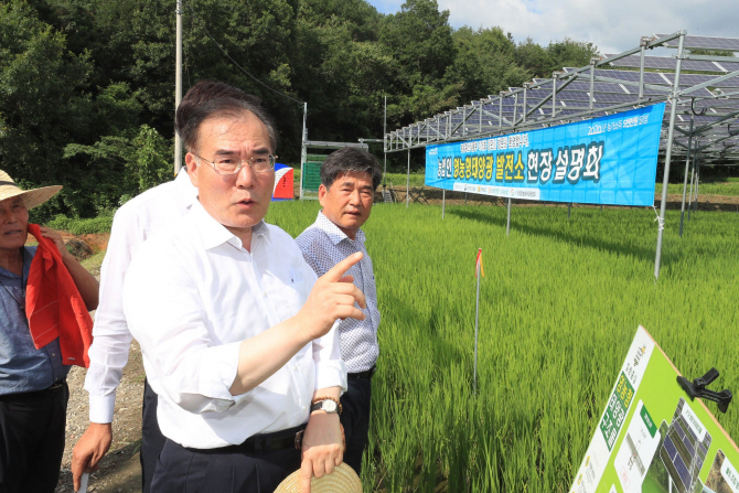 이개호 전 농림축산식품부 장관이 보성군 옥암리 영농형 태양광 시범단지를 둘러보고 있는 모습. (농림축산식품부 제공).