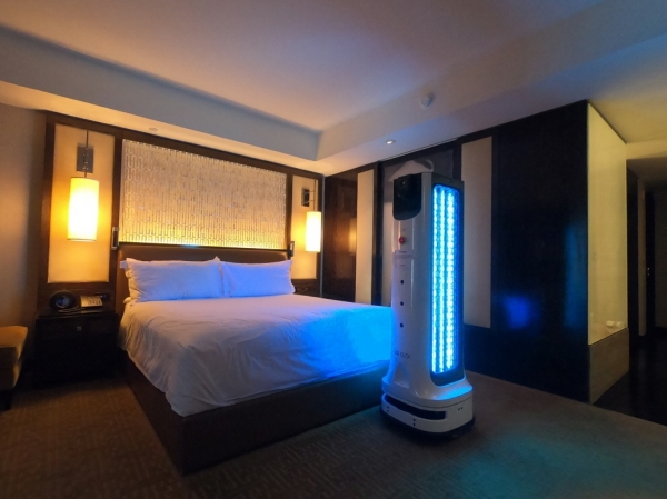 LG전자 비대면 방역로봇 ‘LG 클로이 살균봇'이 호텔 객실을 살균하는 장면이다.