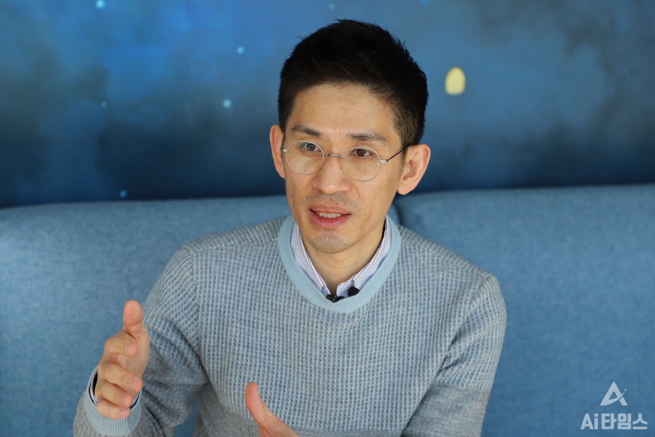 이민 한컴엔플럭스 대표가 광주에 들어서는 데이터 센터에 대해 데이터를 모으는 플랫폼 역할을 강화해야한다고 설명하고 있다. 이 대표는 인프라 구축에 앞서 시민들에게 어떤 체감형 서비스를 제공할 것인지 먼저 고민해봐야 한다고 충고했다.