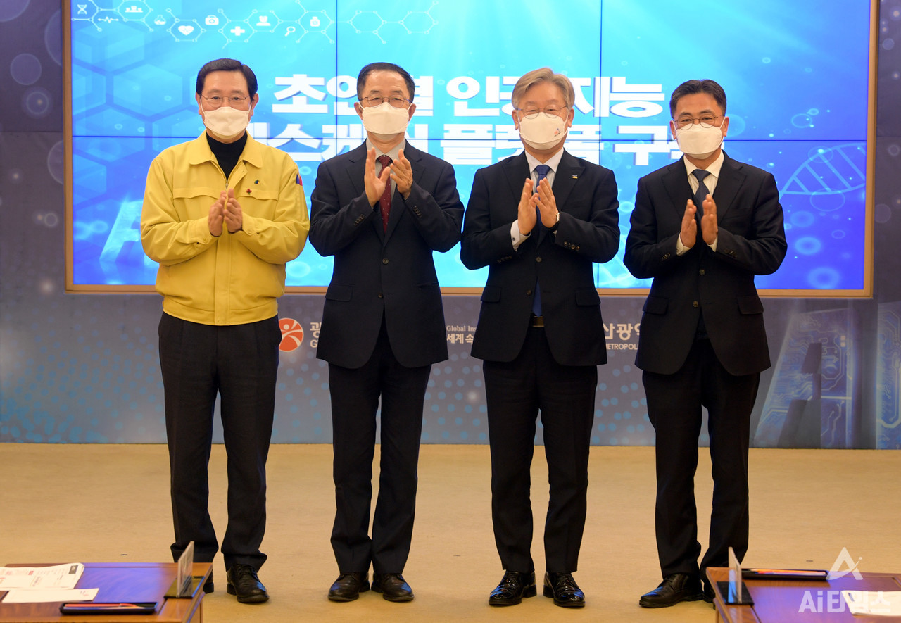이용섭 광주광역시장이 29일 오후 시청 비즈니스룸에서 이재명 경기도지사, 김윤일 부산광역시 일자리경제실장과 초광역 협력 프로젝트 성공 추진을 위한 인공지능 헬스케어 플렛폼 구축을 위한 업무협약을 한 후 기념촬영을 하고 있다. 왼쪽부터 이용섭 광주광역시장, 김사열 국가균형발전위 위원장, 이재명 경기도지사, 김윤일 부산시 일자리경제실장. (사진=광주시 제공).