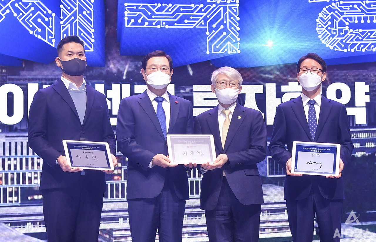 이용섭 광주광역시장이 4일 오전 서구 김대중컨벤션센터 다목적홀에서 열린 국가 인공지능 데이터센터 투자협약 및 착수식에 참석해 광주광역시-NHN㈜-인공지능산업융합사업단 간 투자협약을 체결한 뒤 기념촬영을 하고 있다. 왼쪽부터 정우진 NHN㈜ 대표, 이용섭 광주광역시장, 최기영 과학기술정보통신부 장관, 임차식 인공지능산업융합사업단장. (사진=광주시 제공).