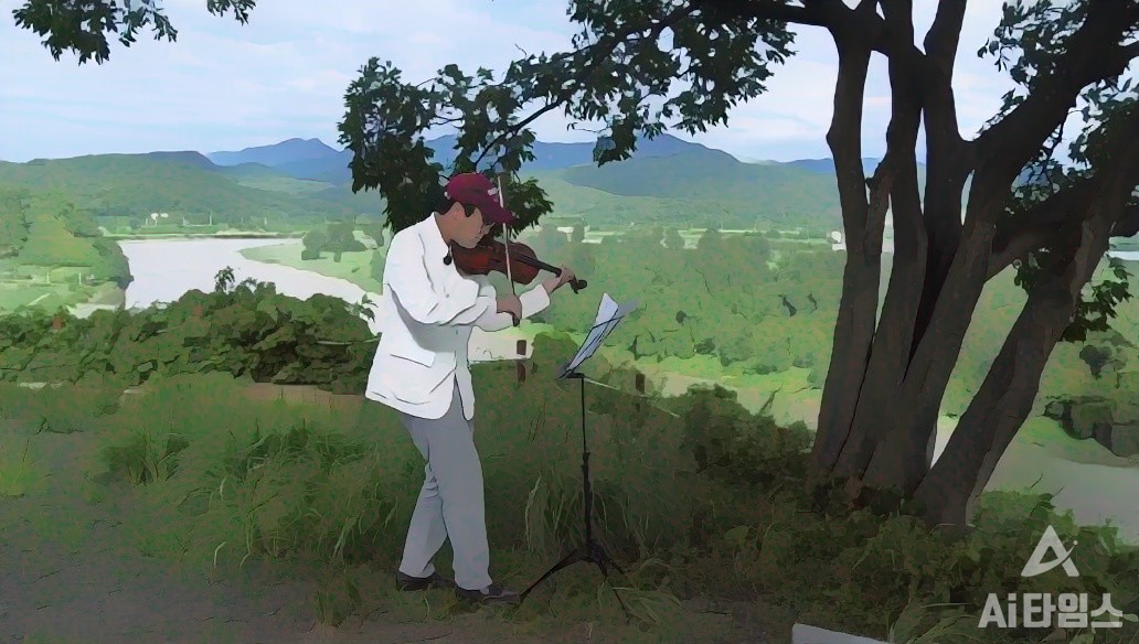 비무장지대(DMZ) 덕진산성에서 ‘코로나19 음악’을 연주하고 있는 원형준 바이올리니스트. (사진=원형준 바이올리니스트 유튜브 캡처).