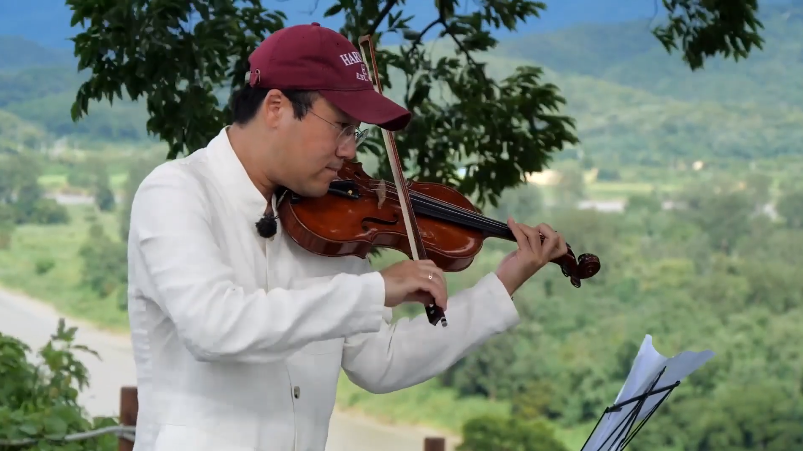 원형준 바이올리니스트가 비무장지대(DMZ) 덕진산성에서 ‘코로나19 음악’을 연주하고 있다. (사진=원형준 바이올리니스트 유튜브 캡처).