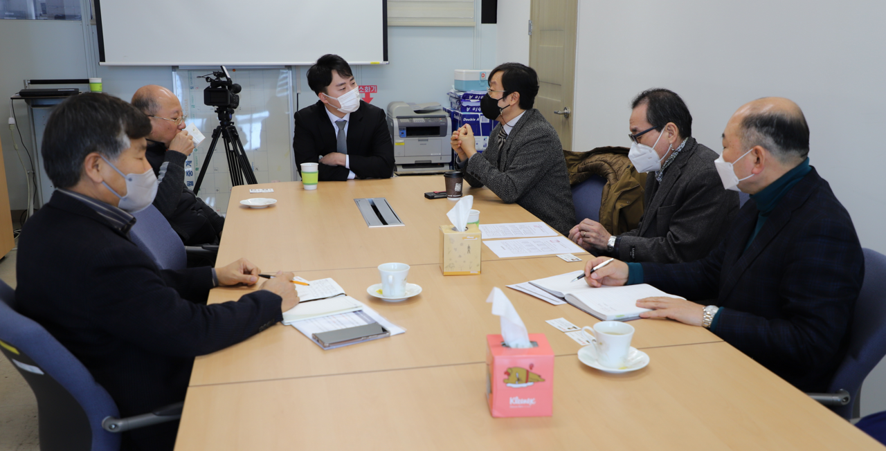 영남대학교 영농형 태양광 연구팀이 AI타임스 취재진과 인터뷰하고 있는 모습. 왼쪽부터 채종윤 모든솔라 대표이사, 오수영 영남대 교수, 유형동 기자, 정재학 영남대 교수, 서상곤 영남대 교수, 이강용 영남대 교수.