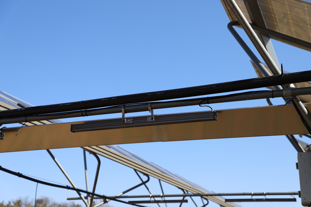 모든솔라가 제작한 스마트 솔라 파이프(SSP)를 이용해 발전소 설치비를 25% 저감할 수 있는 공법을 적용했다. 특히 660nm LED 적색광을 설치해 5~10% 이상 농작물 수확량을 증산시킬 수 있다고 연구진은 설명했다.