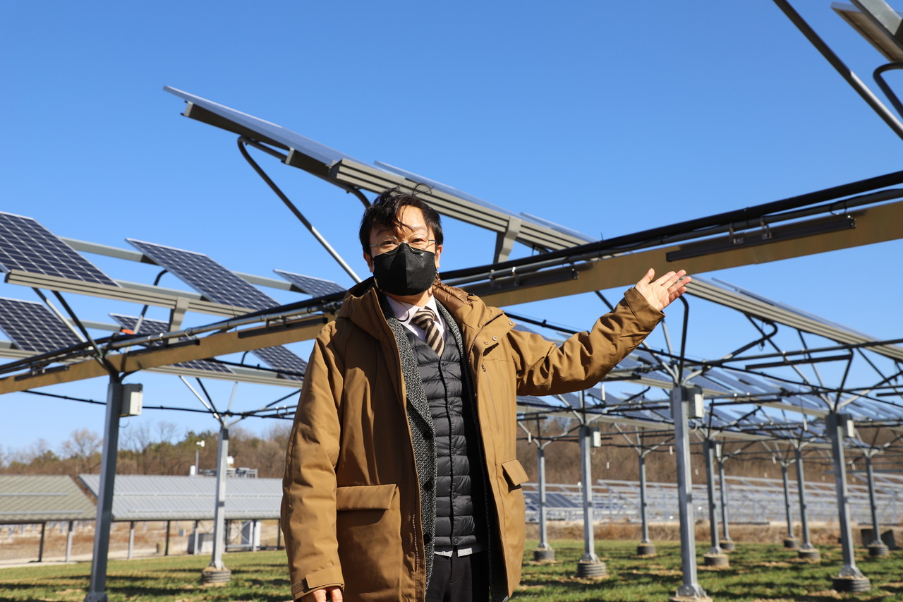 정재학 영남대 교수가 영농형 태양광의 구조물을 기반으로 LED, 물순환 시스템 등을 추가 설비해 노지 스마트팜을 구현하겠다는 포부를 밝혔다.