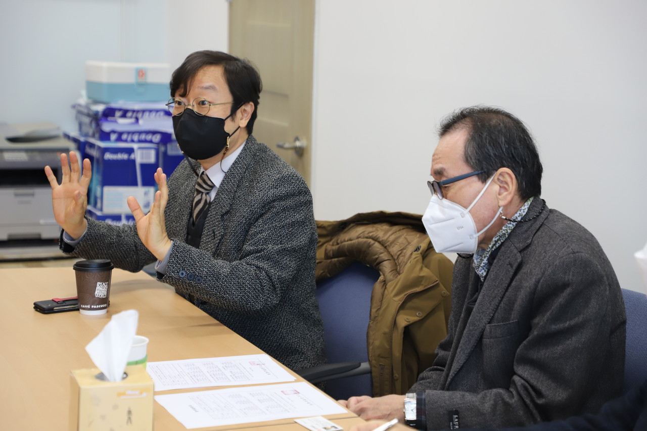 영남대 영농형 태양광 연구팀이 영농형 태양광의 사회적 효과에 대해 토론을 나누는 모습. 왼쪽부터 정재학 영남대 교수, 서상곤 영남대 교수.