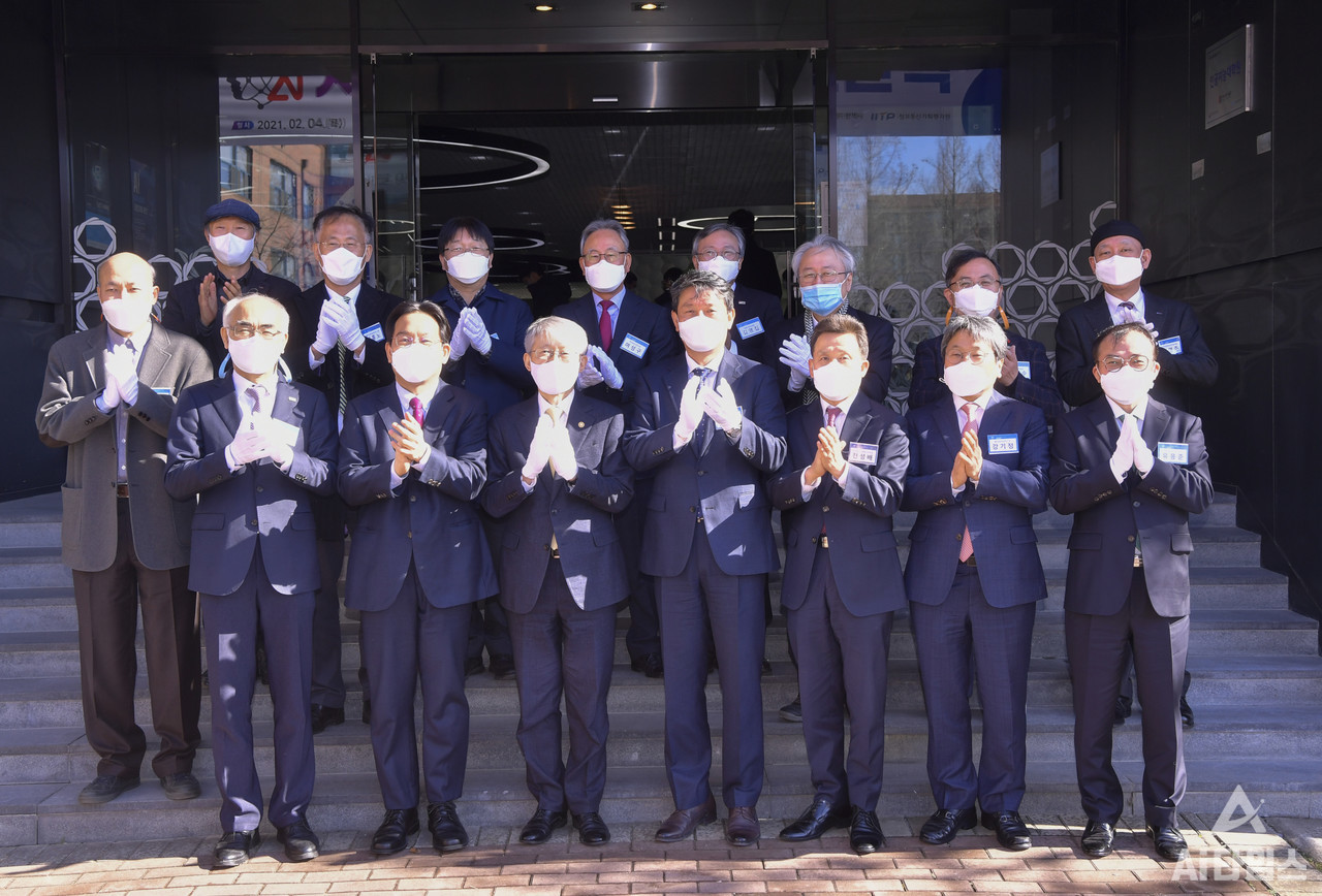 조인철 광주광역시 문화경제부시장이 4일 오후 광산구 광주과학기술원(지스트‧GIST) 인공지능(AI) 대학원 교육연구지원동 TED홀에서 최기영 과학기술정보통신부 장관, 김기선 GIST 총장 등 내빈들과 AI 대학원 현판 제막식을 한 후 기념촬영을 하고 있다. (사진=광주시 제공).