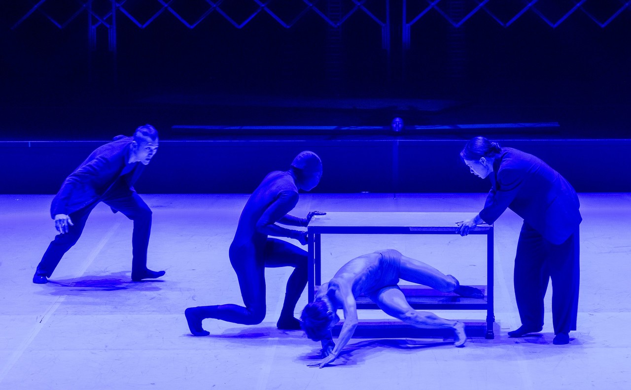 언플러그드 바디즈 무용수들이 현대무용 ‘호모 루피엔스’ 공연을 하고 있다. 미래 인공지능 시대가 가져올 인간 소외와 위협에 대해 이야기 하고 있다. (사진=국립아시아문화전당 제공).