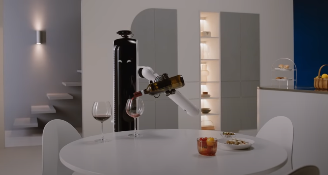 삼성전자가 '2021 CES'에서 현 재 연구 중인 AI 가정용 로봇 '삼성봇 핸디' 와인을 따르고 있다.  이 로봇은 AI기술을 이용해 물체를 인식하고 스스로 집고 옮길 수 있는 기능을 탑재했다.  (사진=삼성전자 제공).