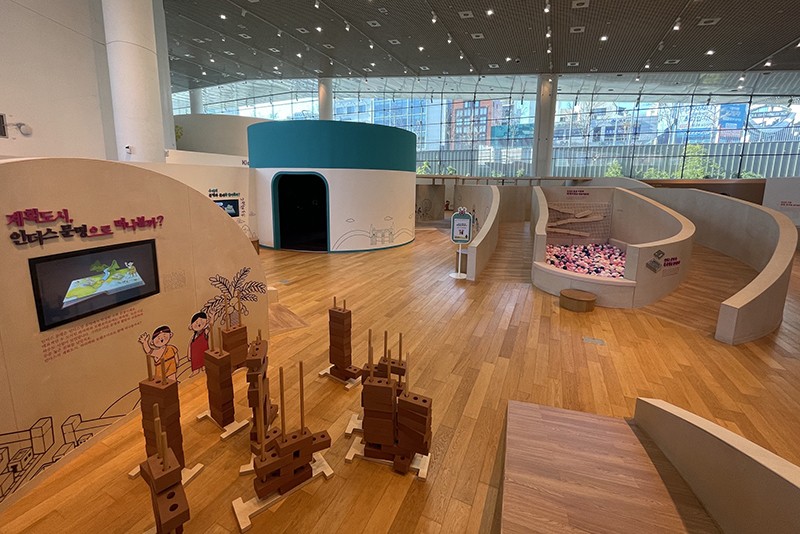 국립아시아문화전당(ACC) 어린이체험관.  ACC는 어린이체험관을 이달 28일까지 세계4대문명 전시에 맞춰 관련 테마로 꾸몄다. AI 기반 안내로봇 '큐아이'는 사이사이를 돌며 아이들을 위한 가이드 및 길 안내 역할을 톡톡히 해낼 예정이다. (사진=국립아시아문화전당 제공). 