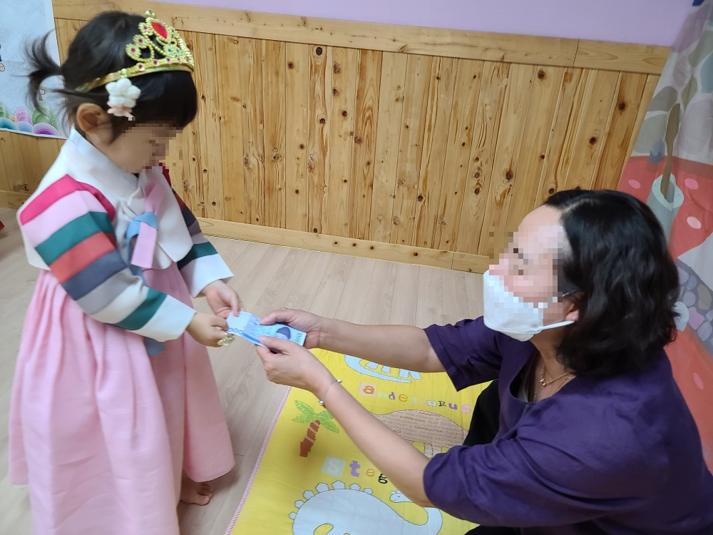 한 어린이가 세배를 하고 세뱃돈을 받고 있다. (사진=뉴스 1 제공).