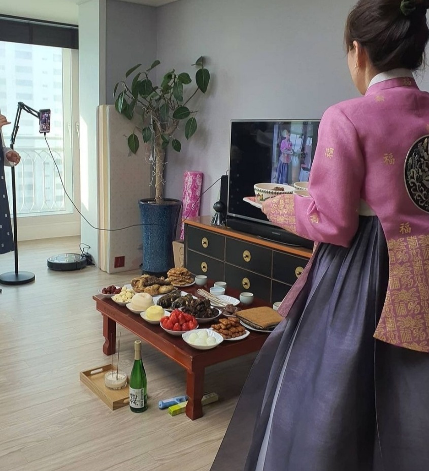 한 가정에서 비대면 설날 차례상을 준비하고 있다. (사진=인스타그램 kdjfree 제공).